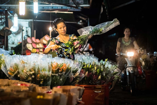 6 lively night markets in ho chi minh city