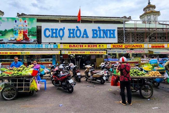 hoa binh market in ho chi minh city – a local guide
