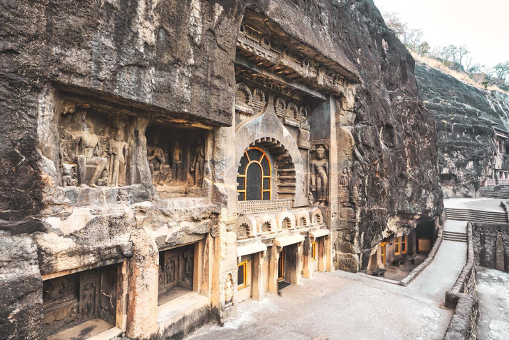 Huyền bí quần thể hang động Phật giáo Ajanta ở Ấn Độ, Khám Phá