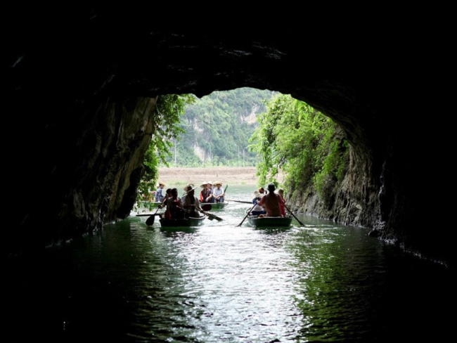 trang an boat ride: unforgettable boat tour in ninh binh - discover the spectacular beauty