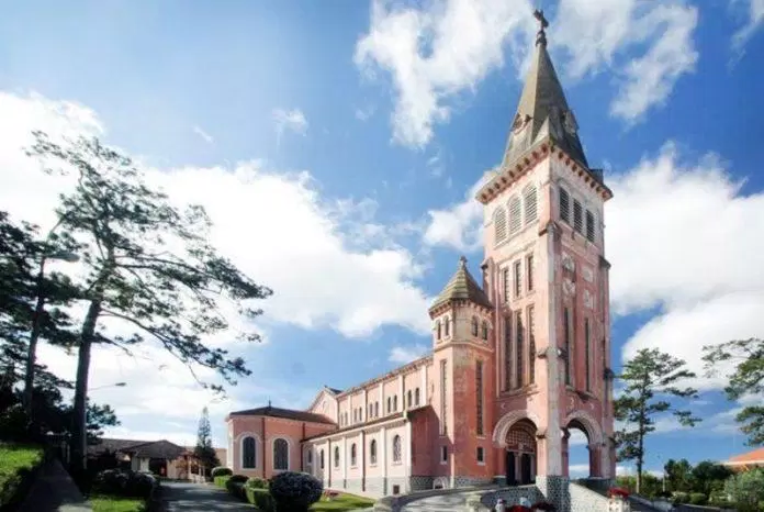 Nhà thờ Con Gà – địa điểm tham quan không thể bỏ qua khi đến Đà Lạt