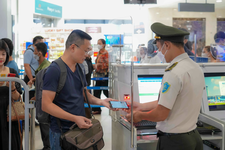 hộ chiếu, vé máy bay, từ ngày 2/8, hành khách có thể sử dụng vneid để làm thủ tục đi máy bay