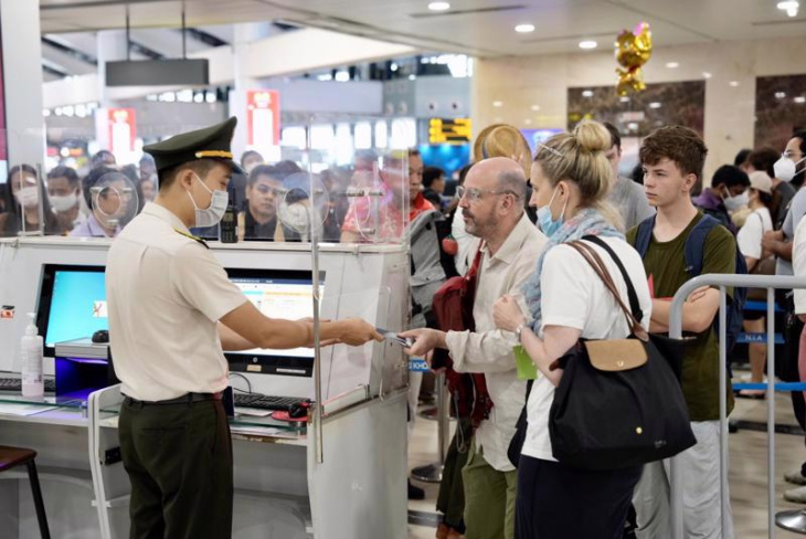 hộ chiếu, vé máy bay, từ ngày 2/8, hành khách có thể sử dụng vneid để làm thủ tục đi máy bay