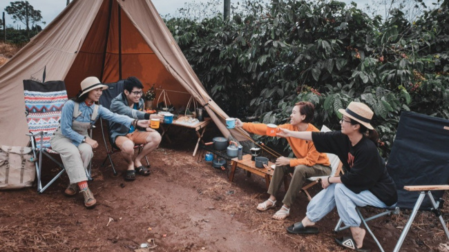 xu hướng du lịch cắm trại nở rộ trong giới trẻ
