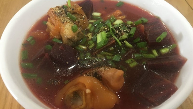 canh giò heo hầm củ dền – khám phá hương vị tinh tế ẩm thực việt