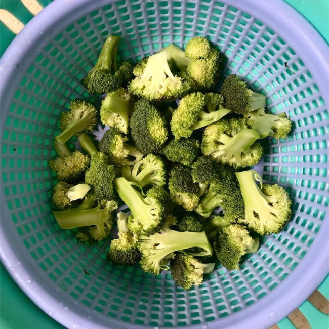 nấu canh bông cải xanh sườn non thanh mát với nguyên liệu tươi ngon