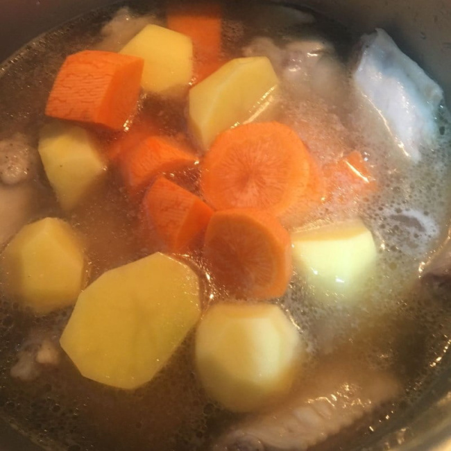 học cách làm gà hầm khoai tây cà rốt siêu hấp dẫn