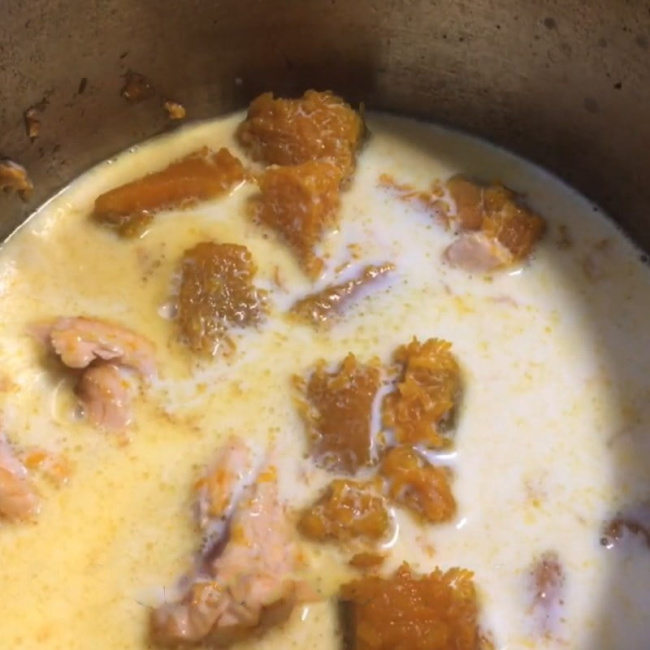 hướng dẫn nấu súp bí đỏ cá hồi thơm ngon cho bữa ăn gia đình