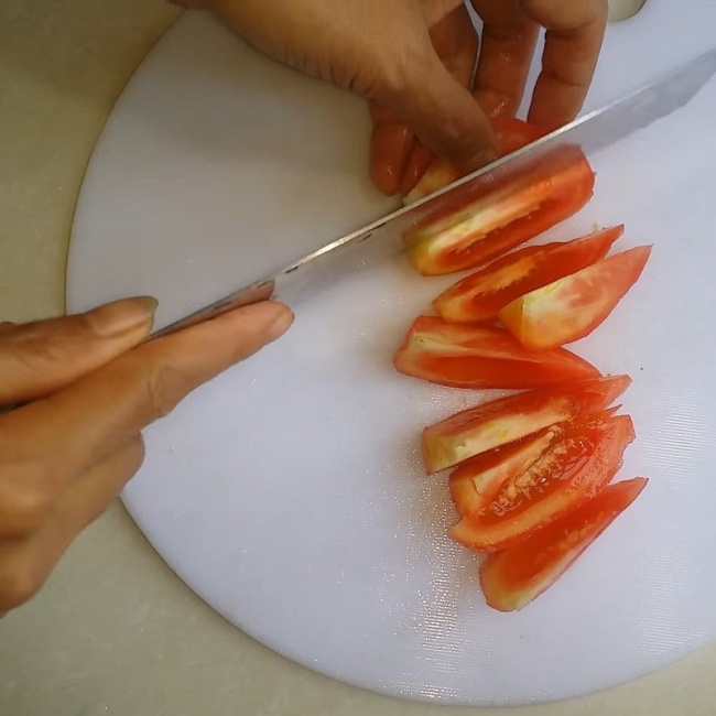chi tiết cách nấu canh cải cúc với cà chua ngon cho bữa cơm gia đình