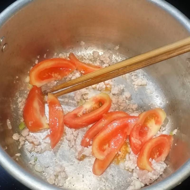 chi tiết cách nấu canh cải cúc với cà chua ngon cho bữa cơm gia đình
