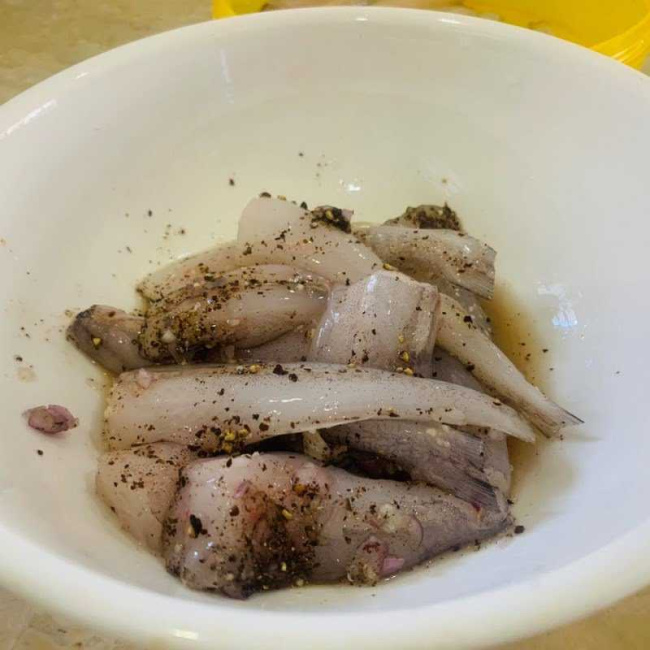 nấu canh cá khoai cải cúc thơm ngon, đãi cả nhà ngày hè