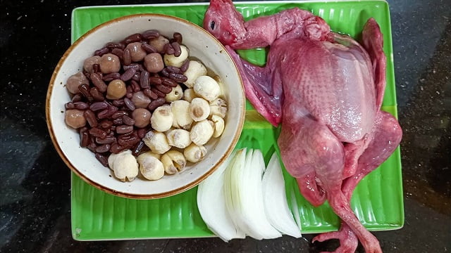 bồ câu hầm đậu đen hạt sen – món ngon đầy dưỡng chất