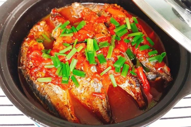 hành lá, cá kho, cà chua, cá, cách chế biến cá nục kho cà chua ăn đưa cơm
