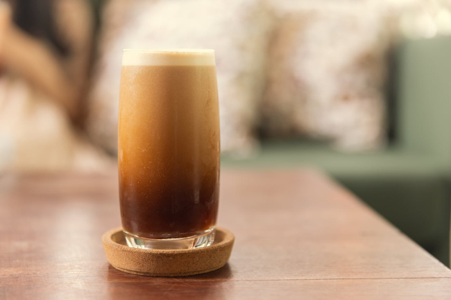 cold brew, nitro coffee: “họ hàng gần” của cold brew – chuẩn cà phê mà uống như bia