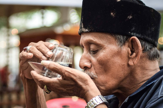 cà phê úp ngược & cà phê than hồng: đặc sản indonesia khiến du khách choáng ngợp